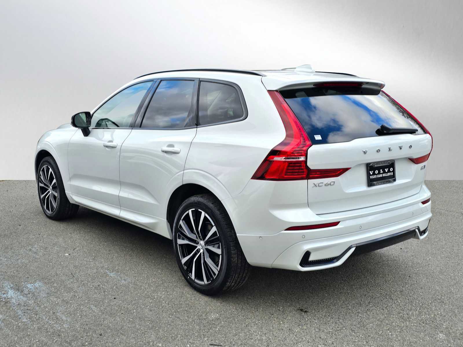 Certified 2025 Volvo XC60 B5 Plus image 5