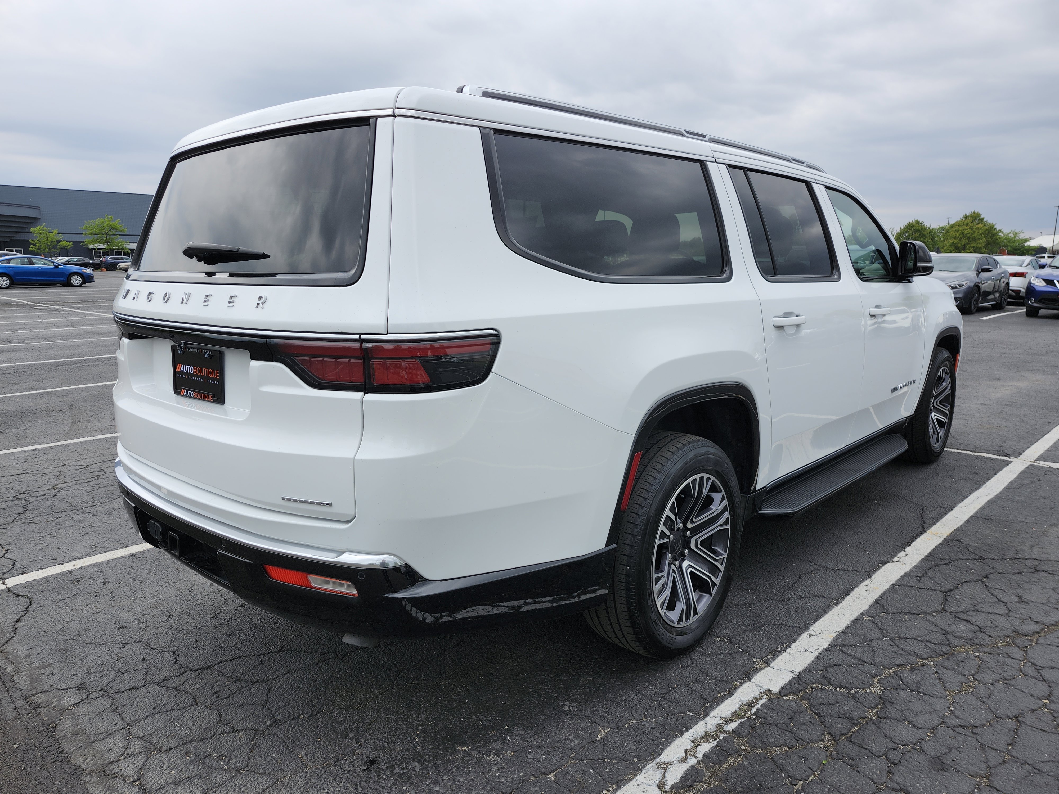 Used 2024 Jeep Wagoneer L Series II RWD image 19