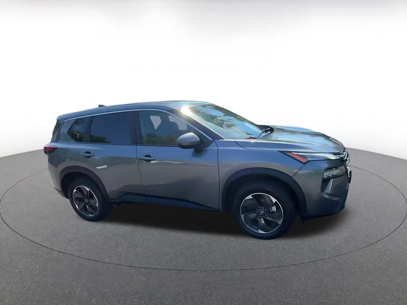 Used 2025 Nissan Rogue SV AWD/4WD image 2