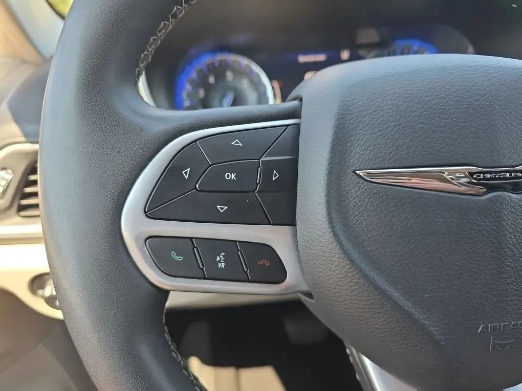 Used 2023 Chrysler Pacifica Touring-L FWD image 17