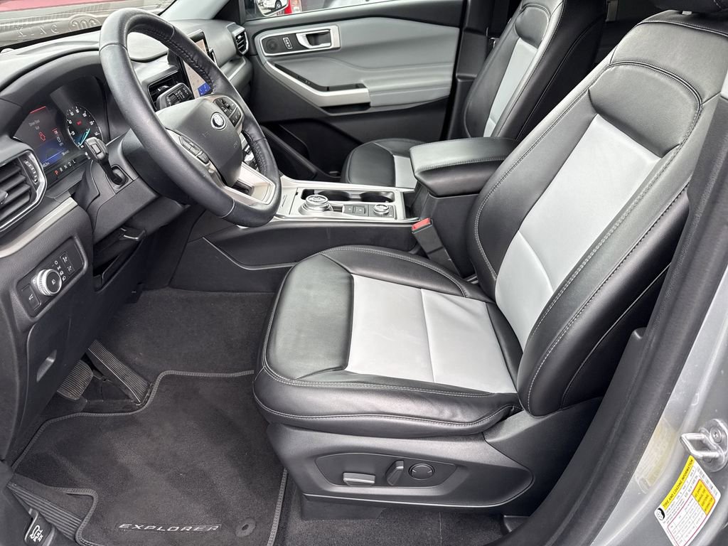 Used 2022 Ford Explorer XLT w/ Equipment Group 202A image 9