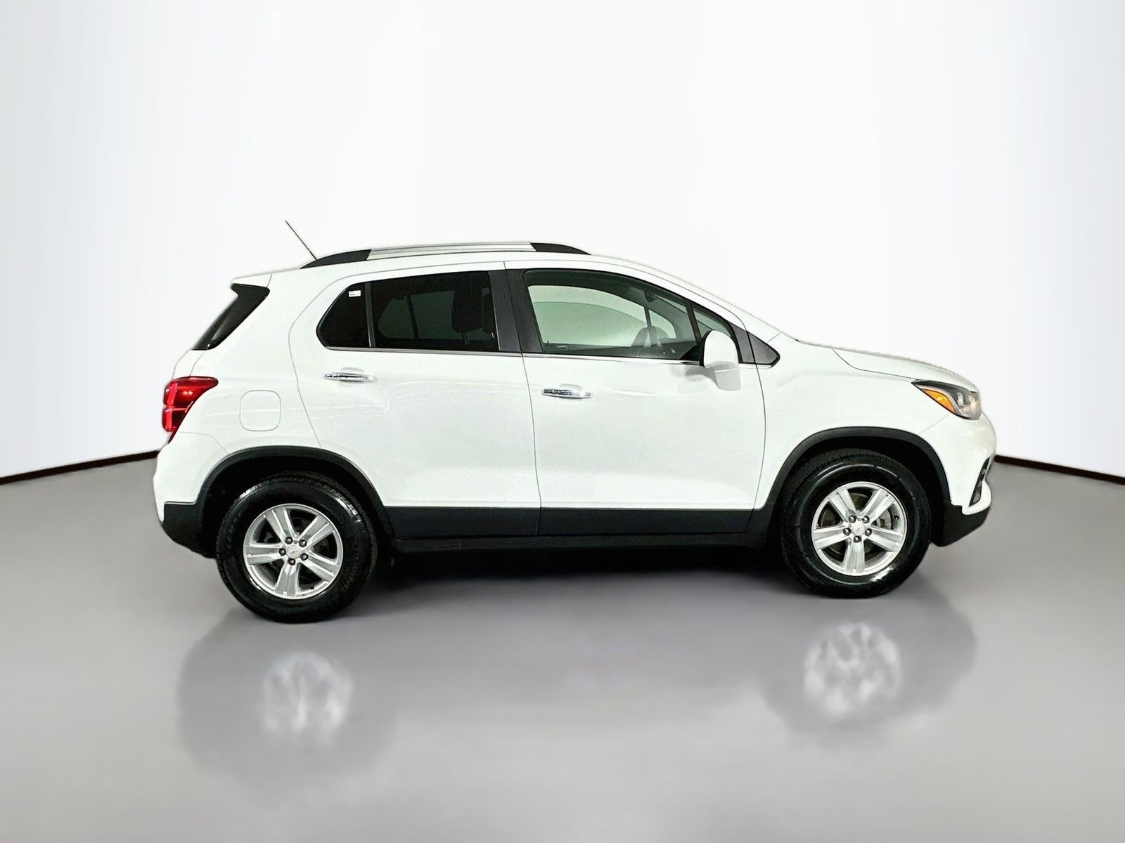 Used 2017 Chevrolet Trax LT w/ LT Convenience Package AWD/4WD image 8