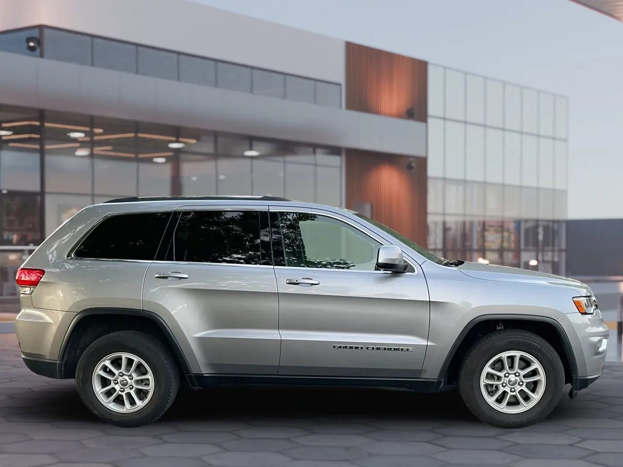 Used 2018 Jeep Grand Cherokee Laredo image 5