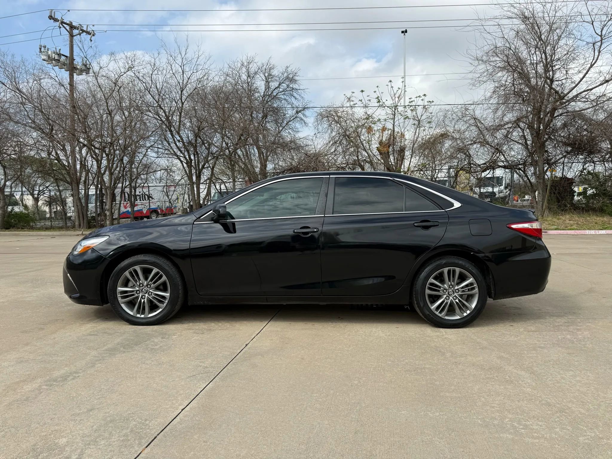 Used 2017 Toyota Camry SE image 3