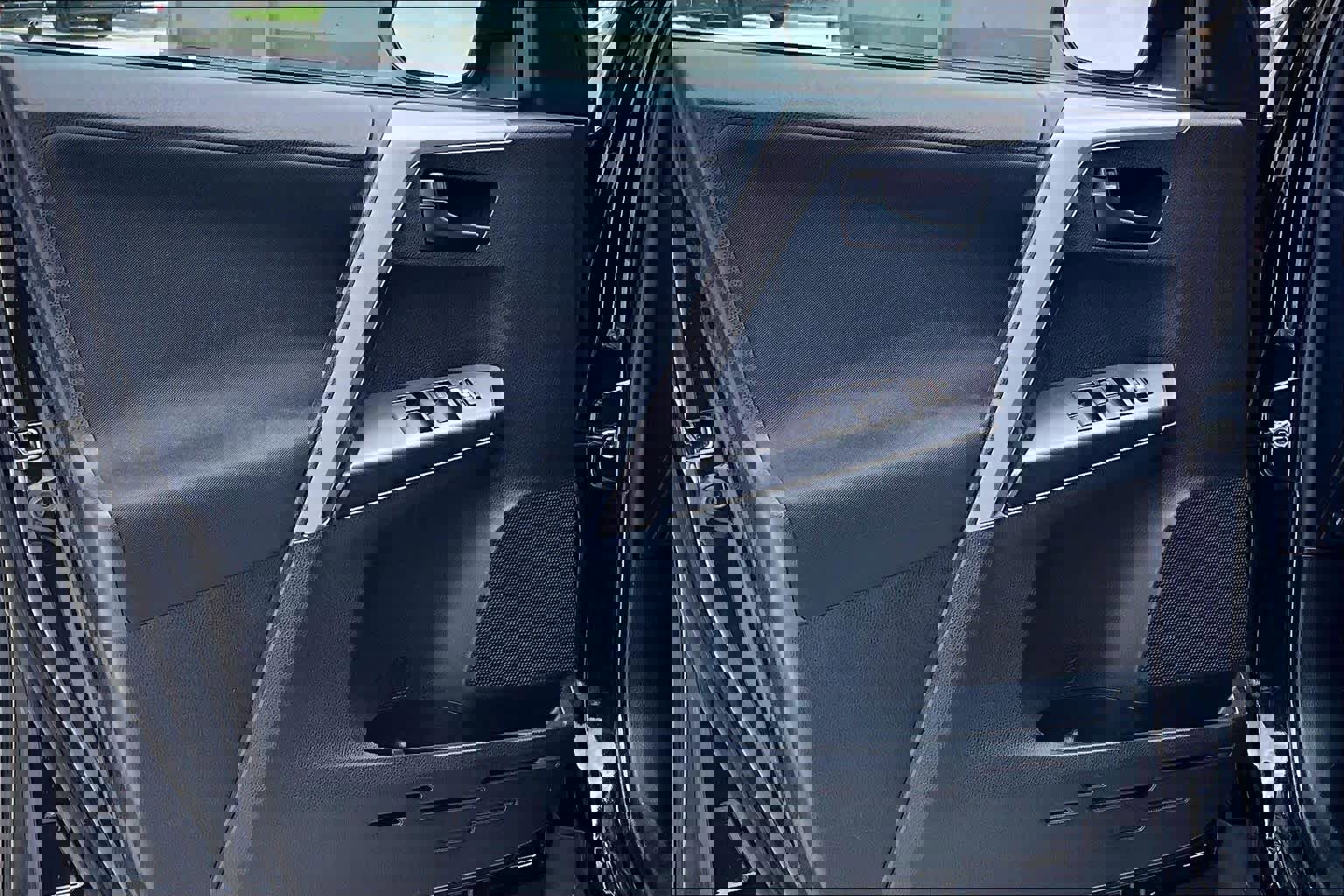 Used 2018 Toyota RAV4 LE FWD image 21