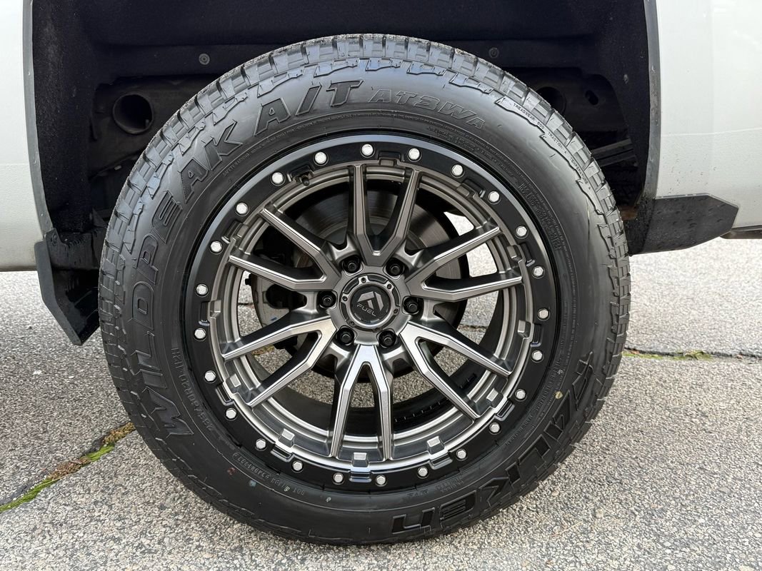 Used 2017 Chevrolet Silverado 1500 LT w/ LT Eassist Package AWD/4WD image 9