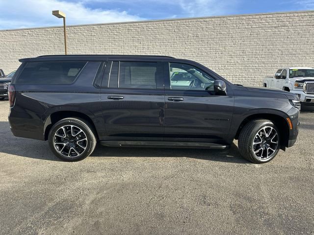 Used 2025 Chevrolet Suburban RST image 3
