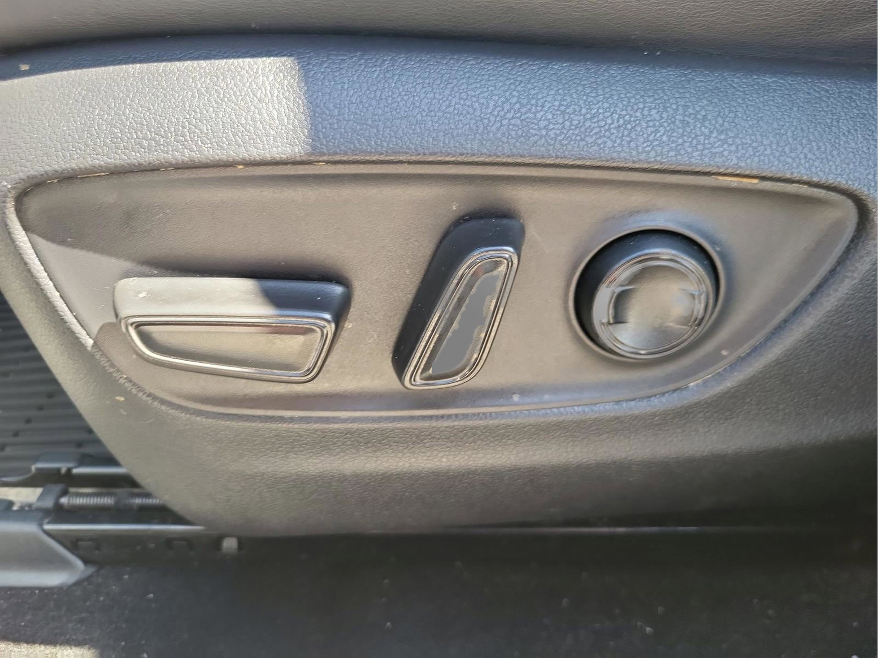 Used 2023 Toyota RAV4 XLE Premium image 14