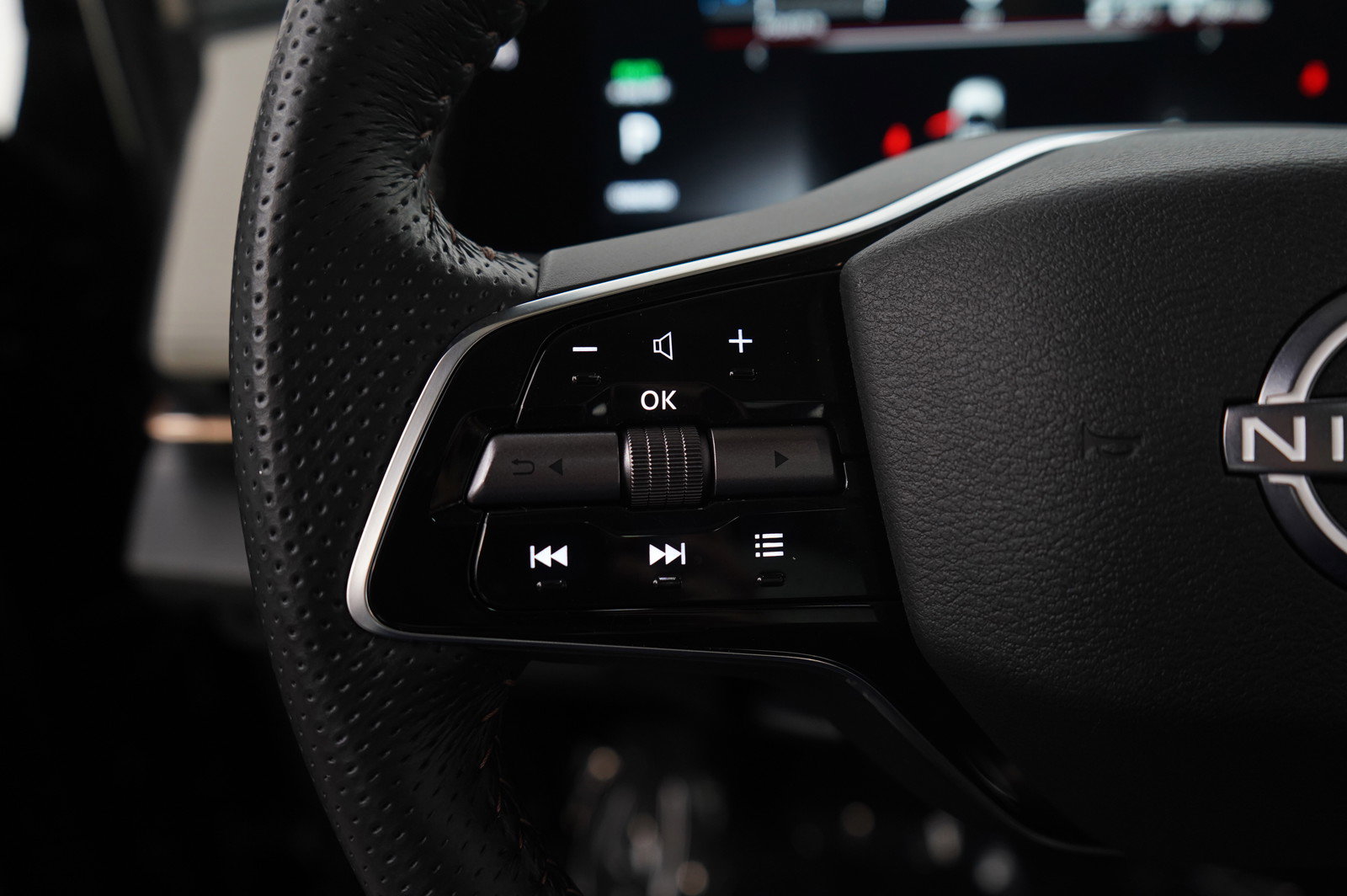 Used 2023 Nissan Ariya AWD image 17