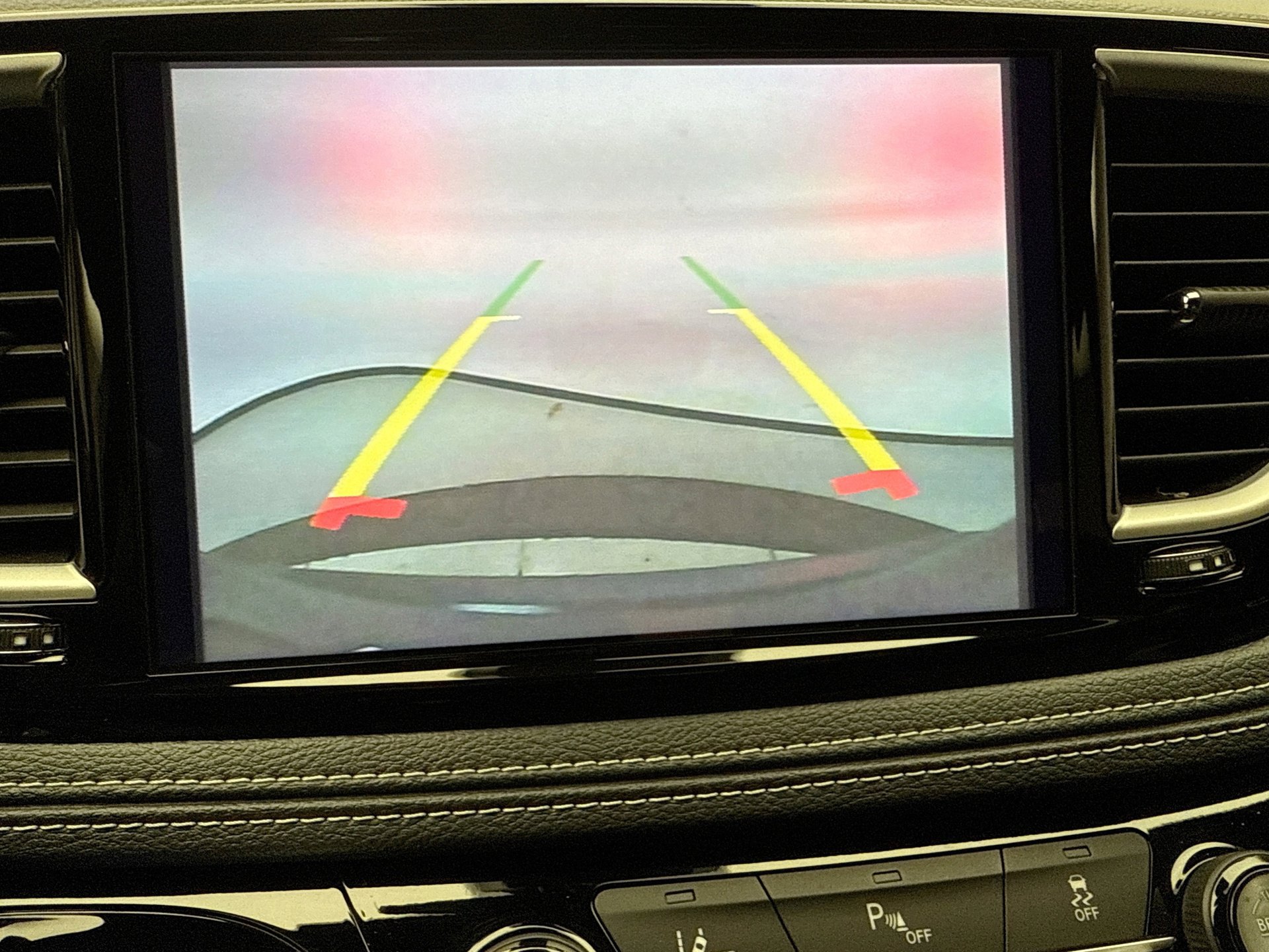 Used 2025 Chrysler Pacifica Select image 15