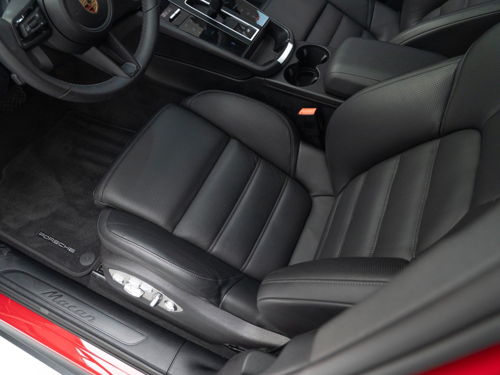 Certified 2025 Porsche Macan AWD/4WD image 16