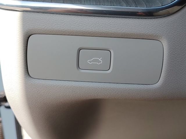 Used 2023 Volvo XC60 B5 Plus w/ Protection Package FWD image 21