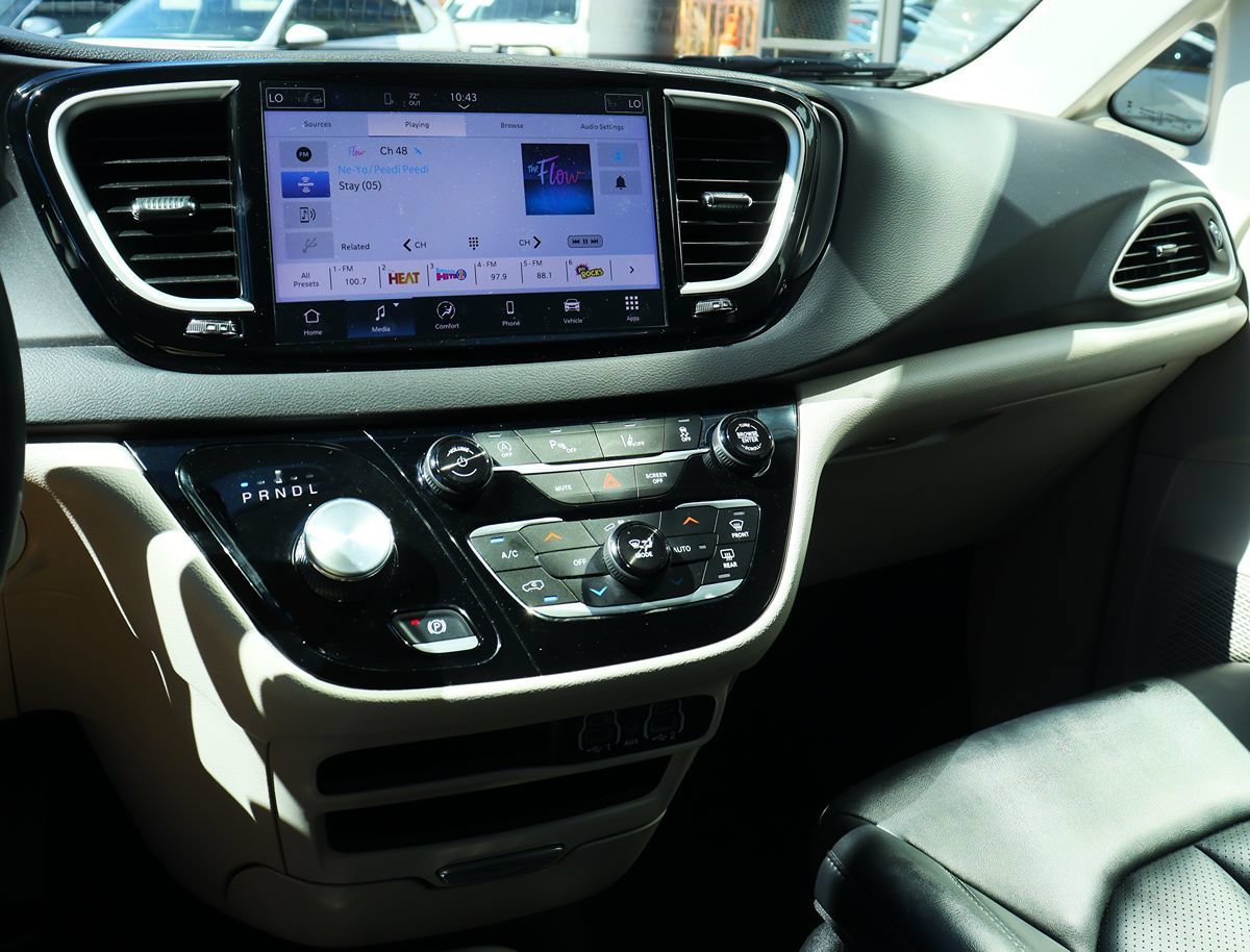 Used 2024 Chrysler Pacifica Touring-L FWD image 48