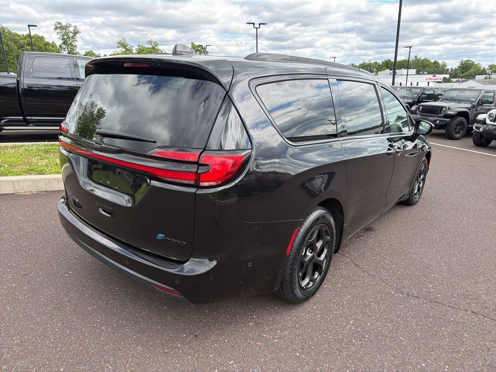 Used 2024 Chrysler Pacifica Premium FWD image 3