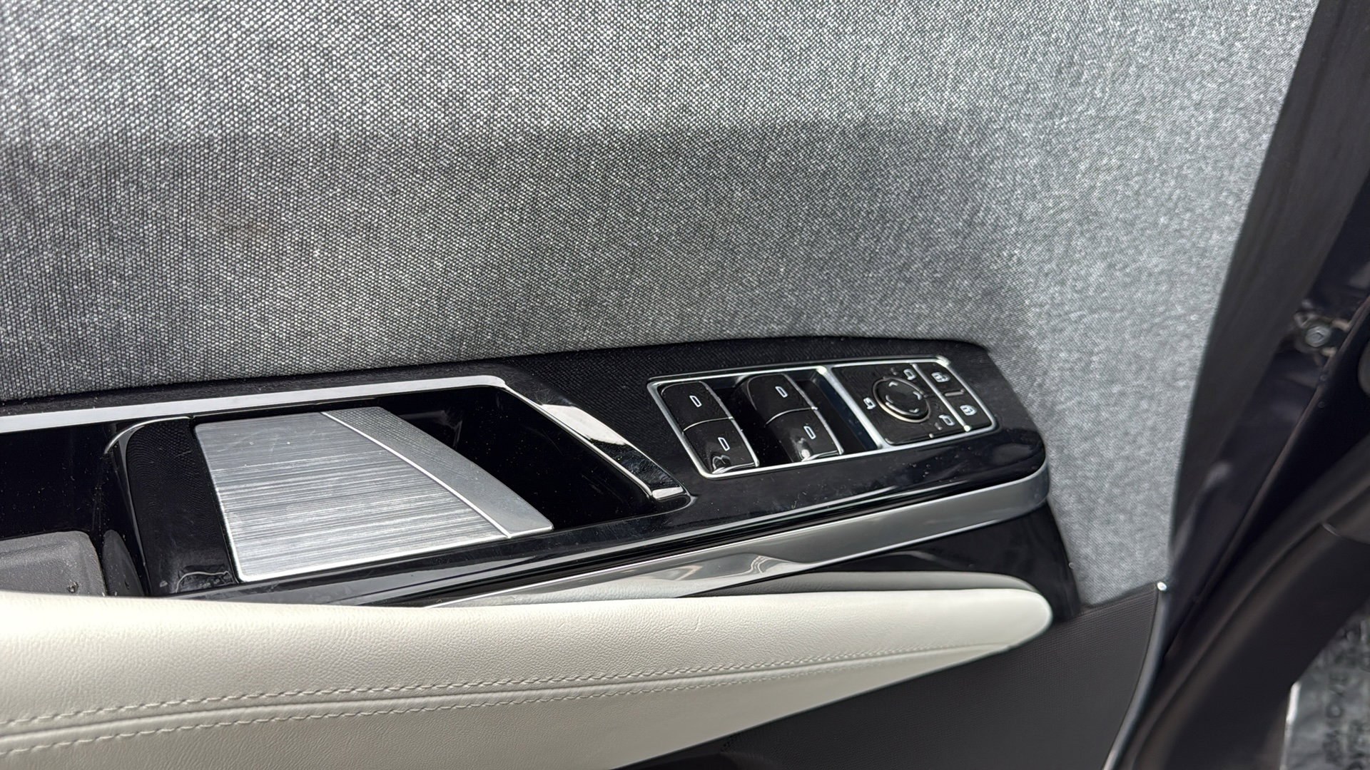 Certified 2025 Cadillac Escalade Premium Luxury Platinum AWD/4WD image 11