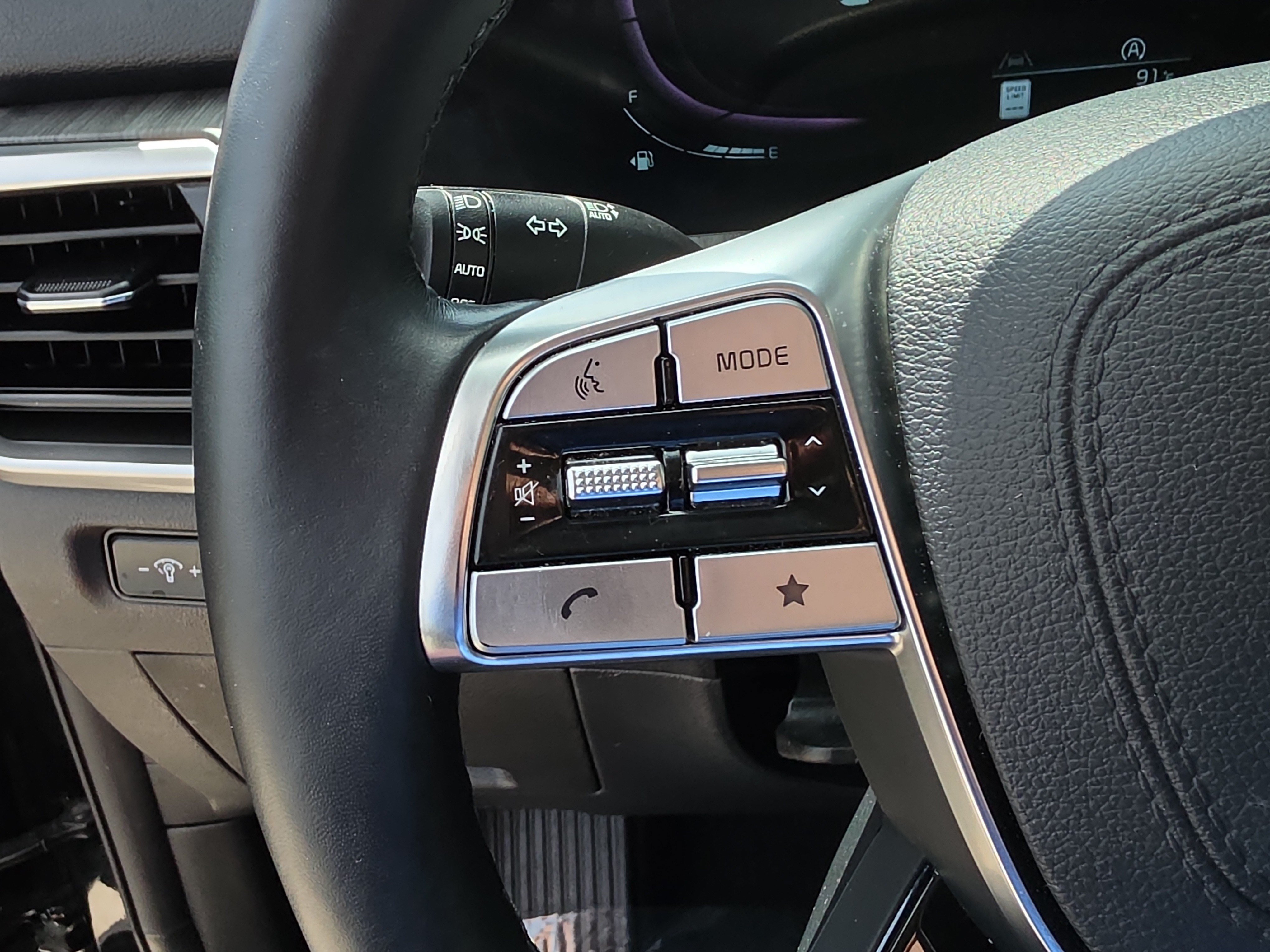 Used 2023 Kia Telluride EX w/ EX Captain's Chair Package AWD/4WD image 32