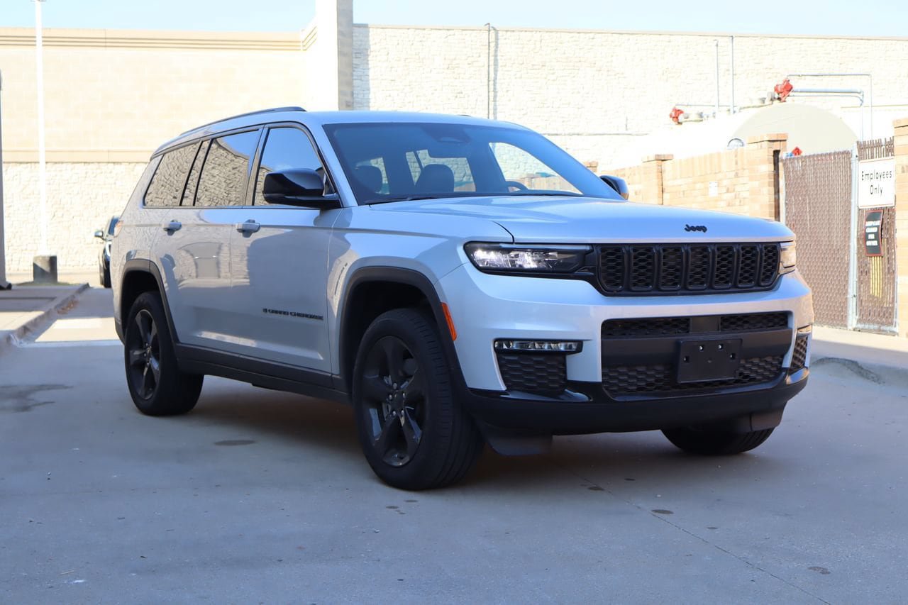 Used 2025 Jeep Grand Cherokee L Limited w/ Black Appearance Package AWD/4WD image 2