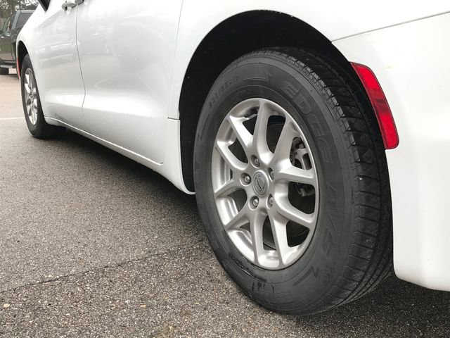 Used 2024 Chrysler Pacifica Touring-L FWD image 14