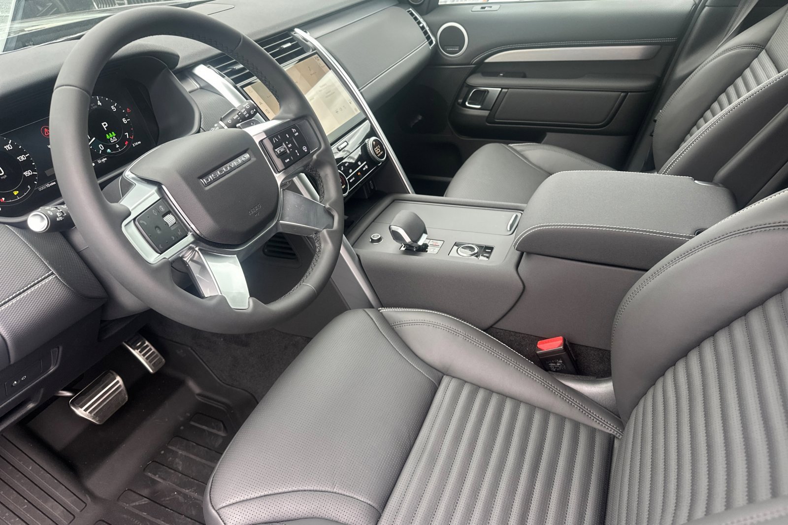 New 2026 Land Rover Discovery Dynamic SE image 9