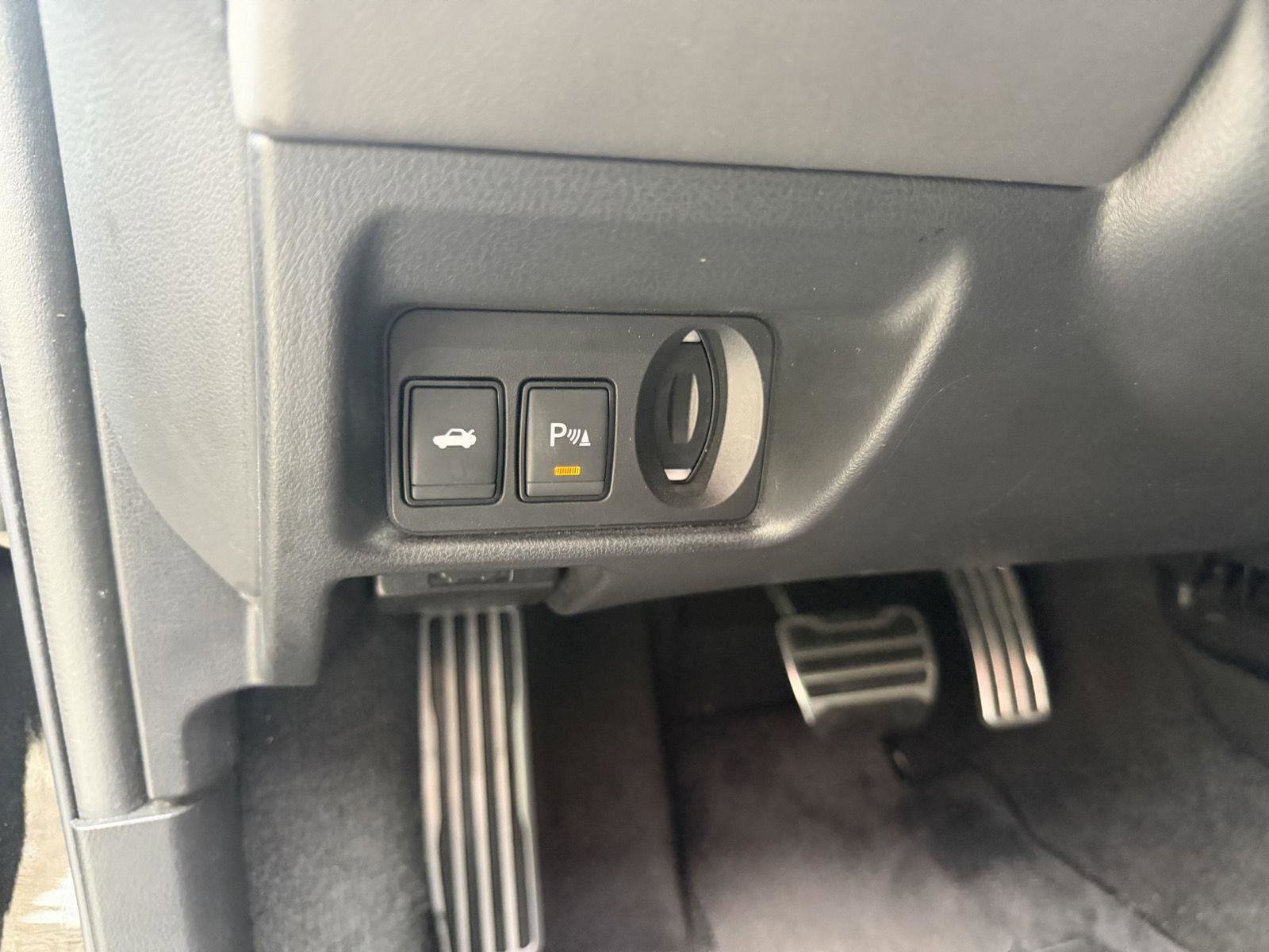 Used 2020 Nissan GT-R Premium w/ Premium Interior Package image 21