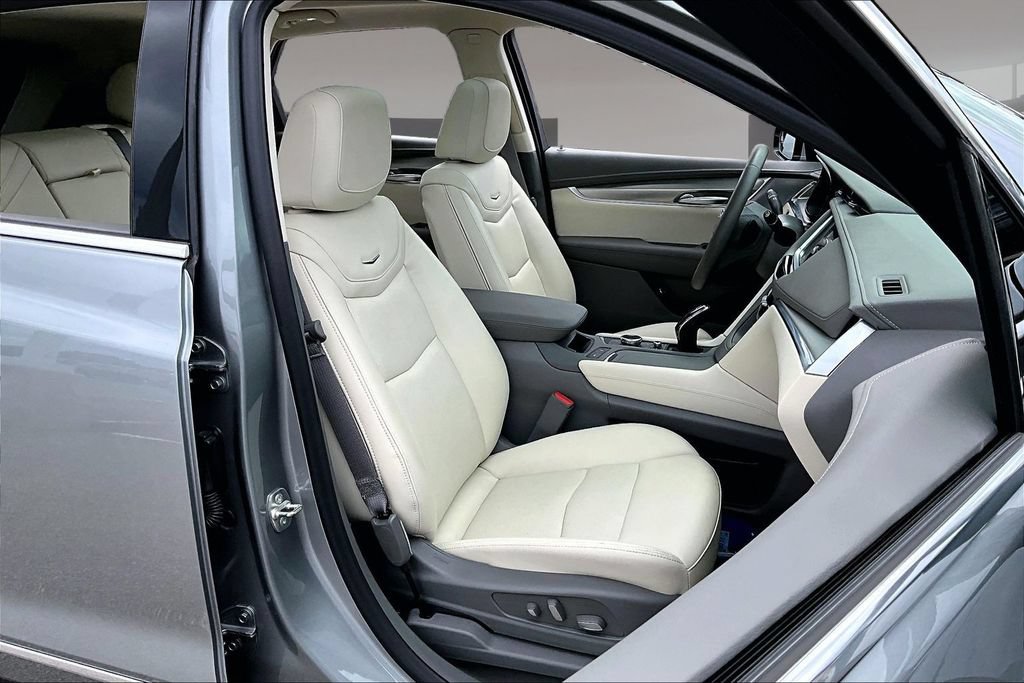 Used 2025 Cadillac XT5 Premium Luxury w/ Technology Package AWD/4WD image 7
