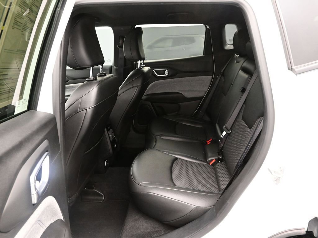 Used 2025 Jeep Compass Latitude image 15