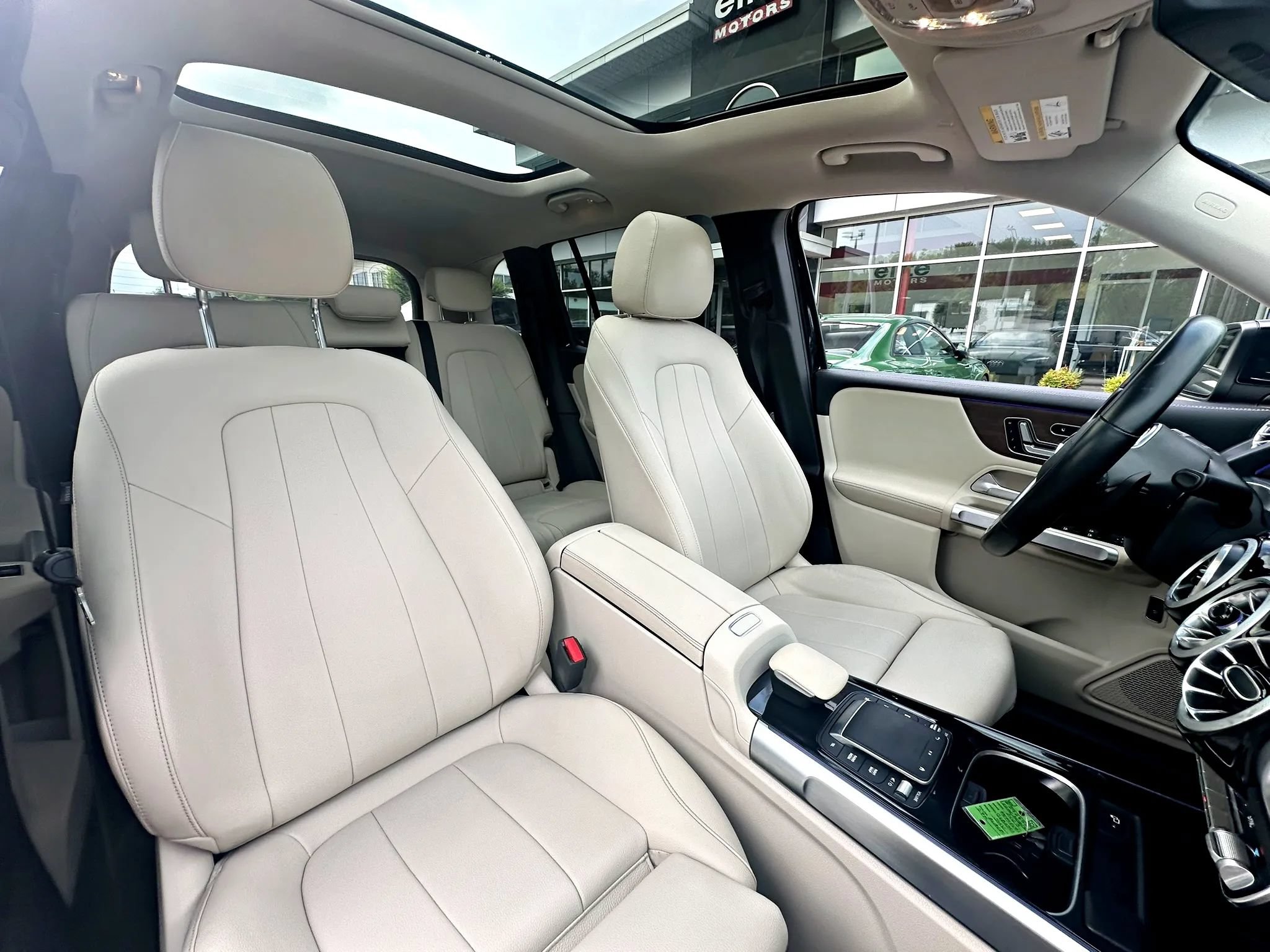 Used 2023 Mercedes-Benz GLB 250 4MATIC w/ Premium Package image 31