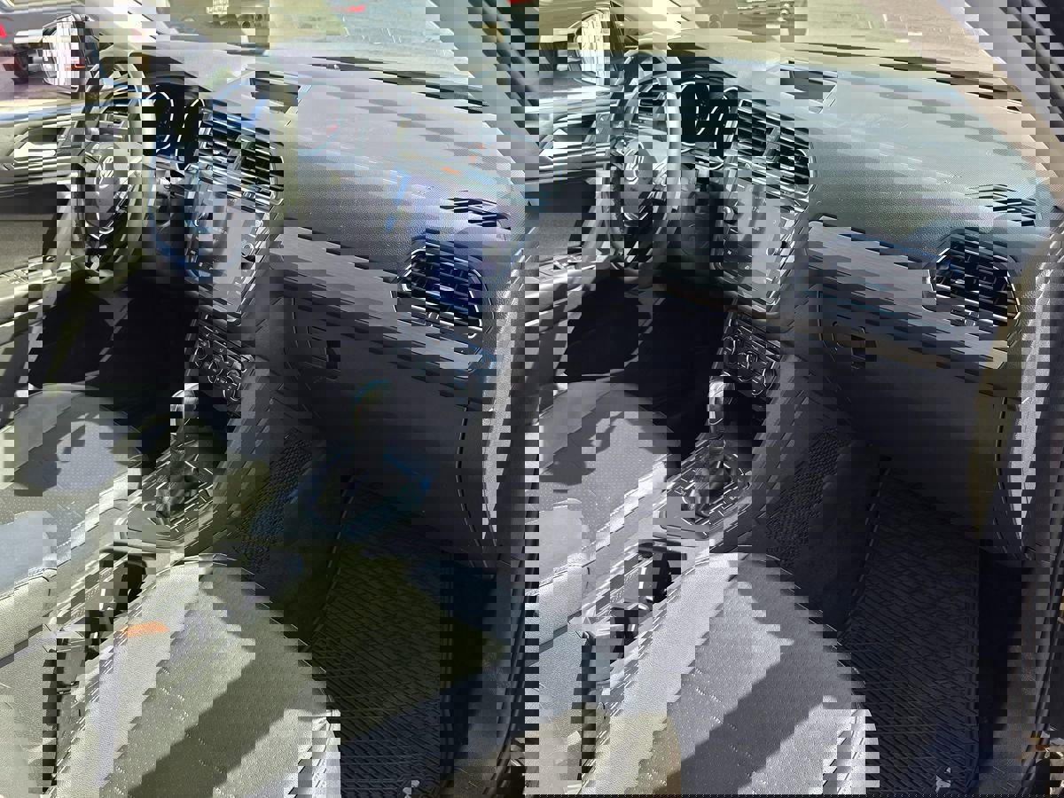 Used 2020 Volkswagen Tiguan SE w/ Panoramic Sunroof Package image 9