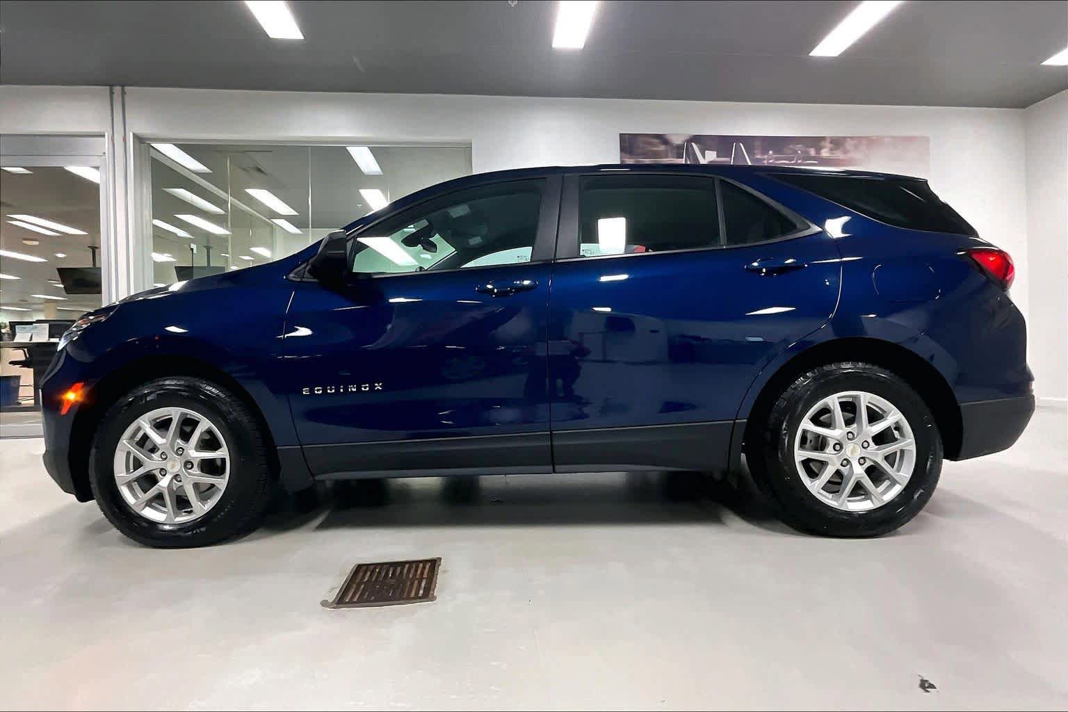 Used 2023 Chevrolet Equinox LS image 3
