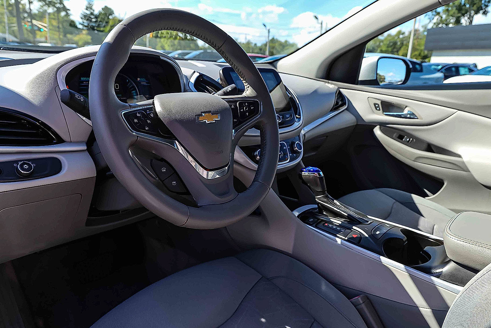 Used 2017 Chevrolet Volt LT w/ Comfort Package FWD image 7