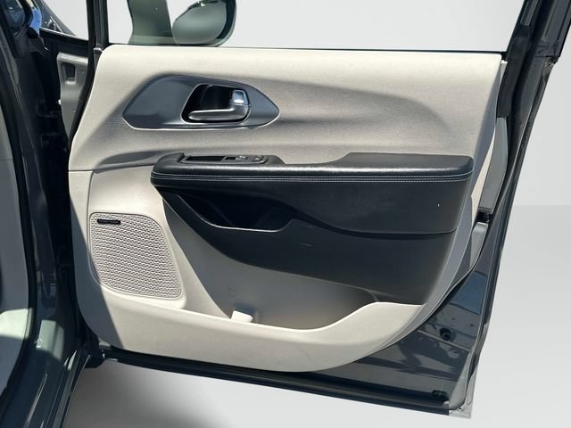 Used 2020 Chrysler Pacifica Limited w/ Advanced Safetytec Group FWD image 22