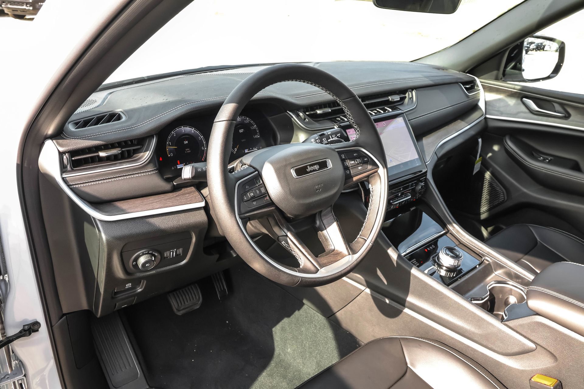 New 2025 Jeep Grand Cherokee L Limited image 4