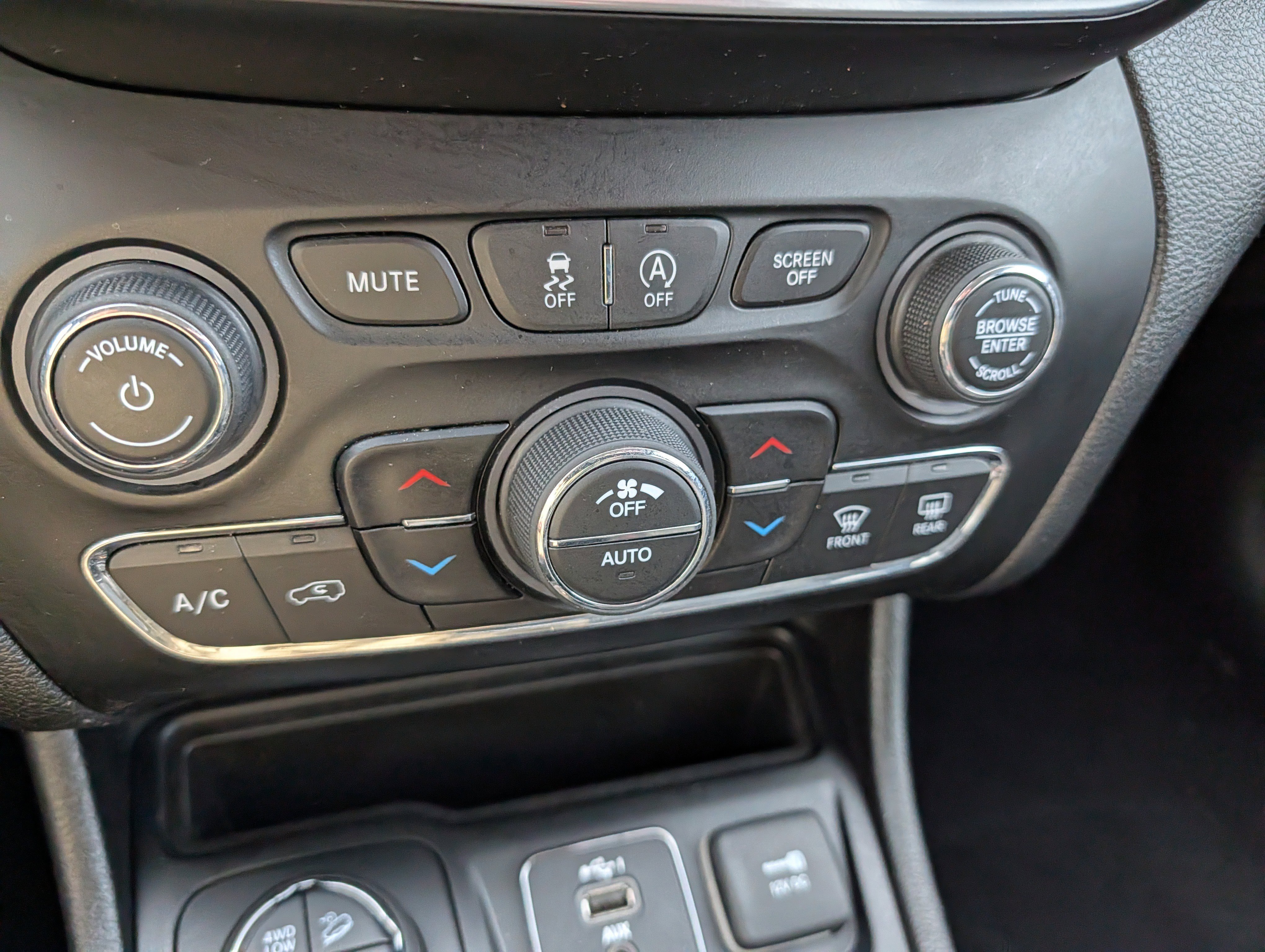 Used 2020 Jeep Cherokee Trailhawk w/ Comfort/Convenience Group image 32