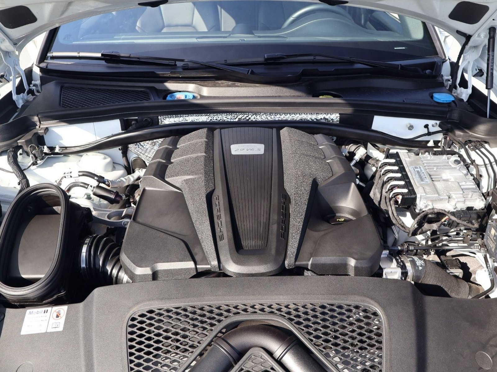 Certified 2024 Porsche Macan S AWD/4WD image 20