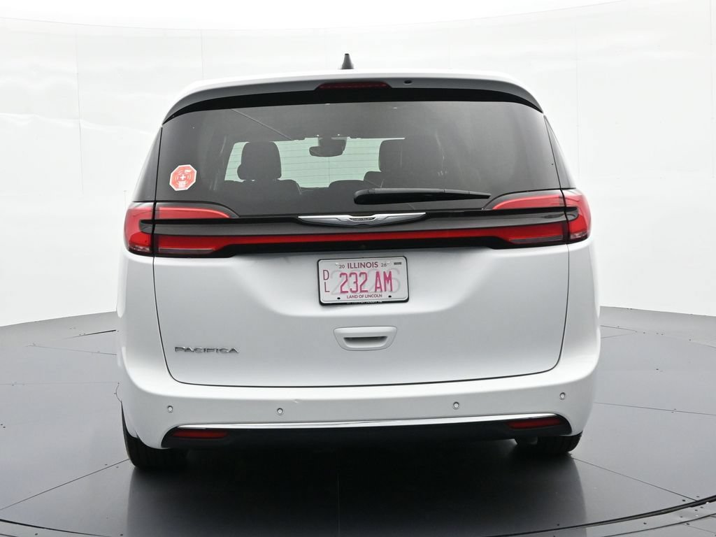 Used 2023 Chrysler Pacifica Touring-L FWD image 7