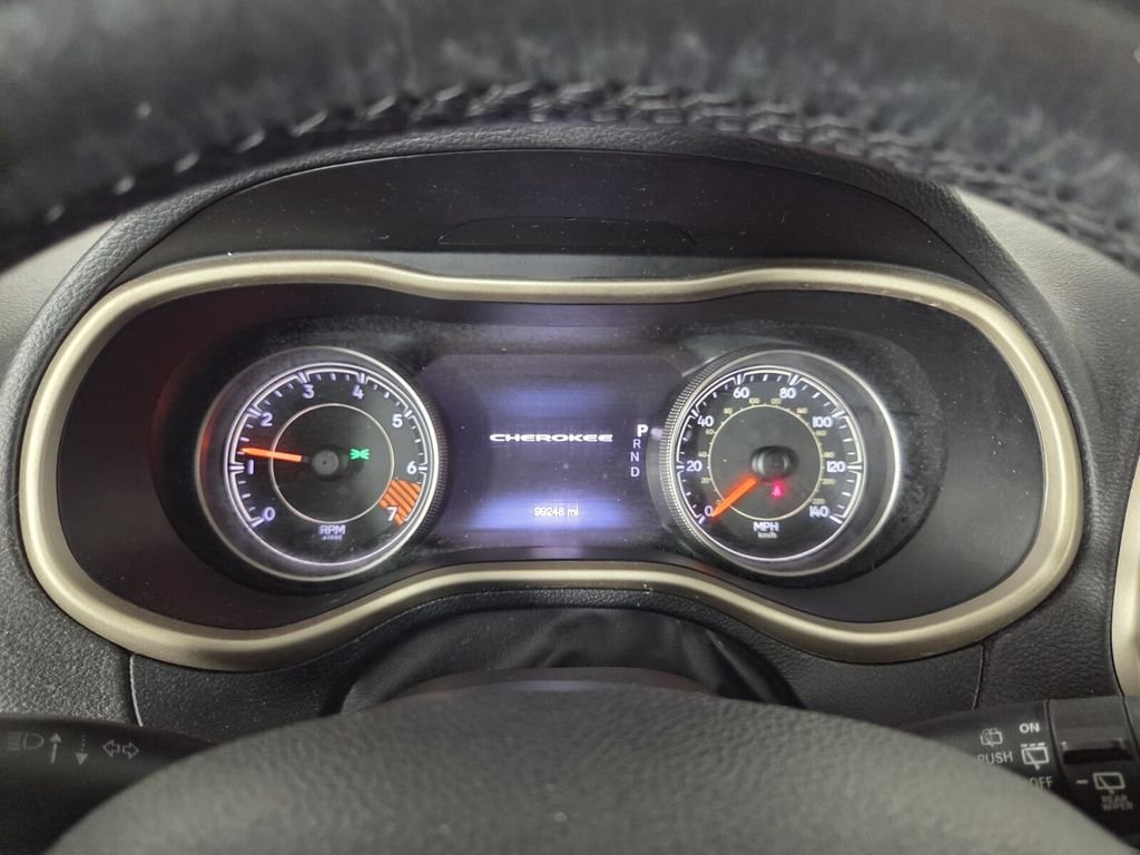 Used 2015 Jeep Cherokee Limited image 14