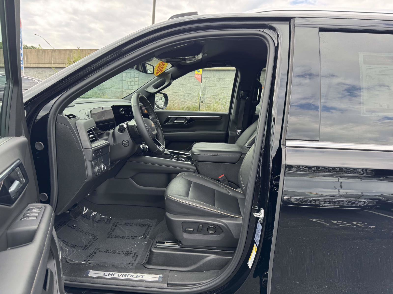 Used 2025 Chevrolet Suburban Premier AWD/4WD image 19