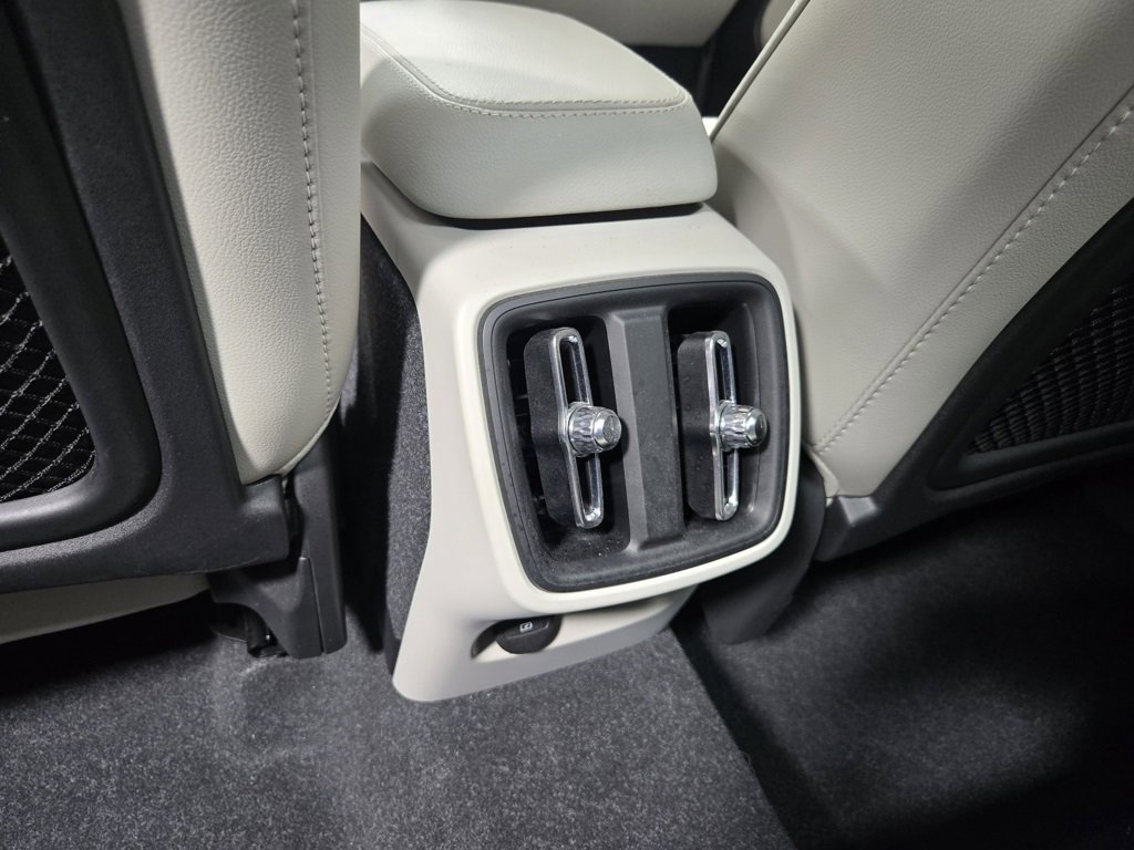 Used 2024 Volvo XC40 B5 Plus image 35