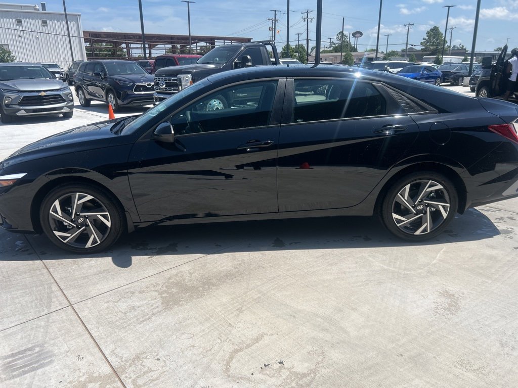 New 2025 Hyundai Elantra SEL image 4