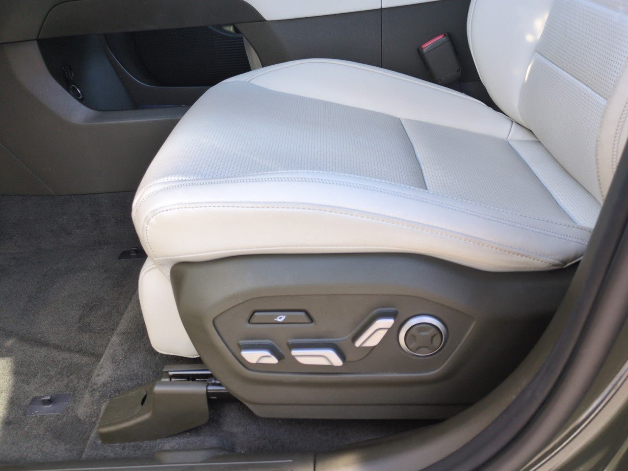 Used 2025 Hyundai Santa Fe Calligraphy AWD/4WD image 13