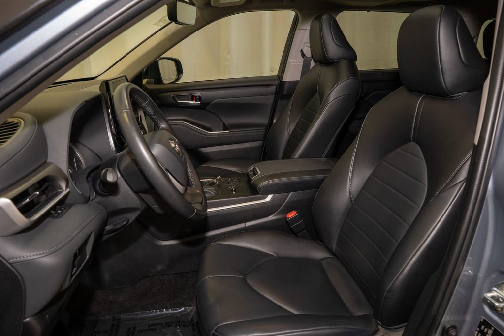 Used 2023 Toyota Highlander XLE image 14