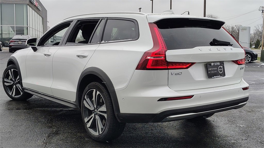 Certified 2025 Volvo V60 B5 Cross Country Plus image 4