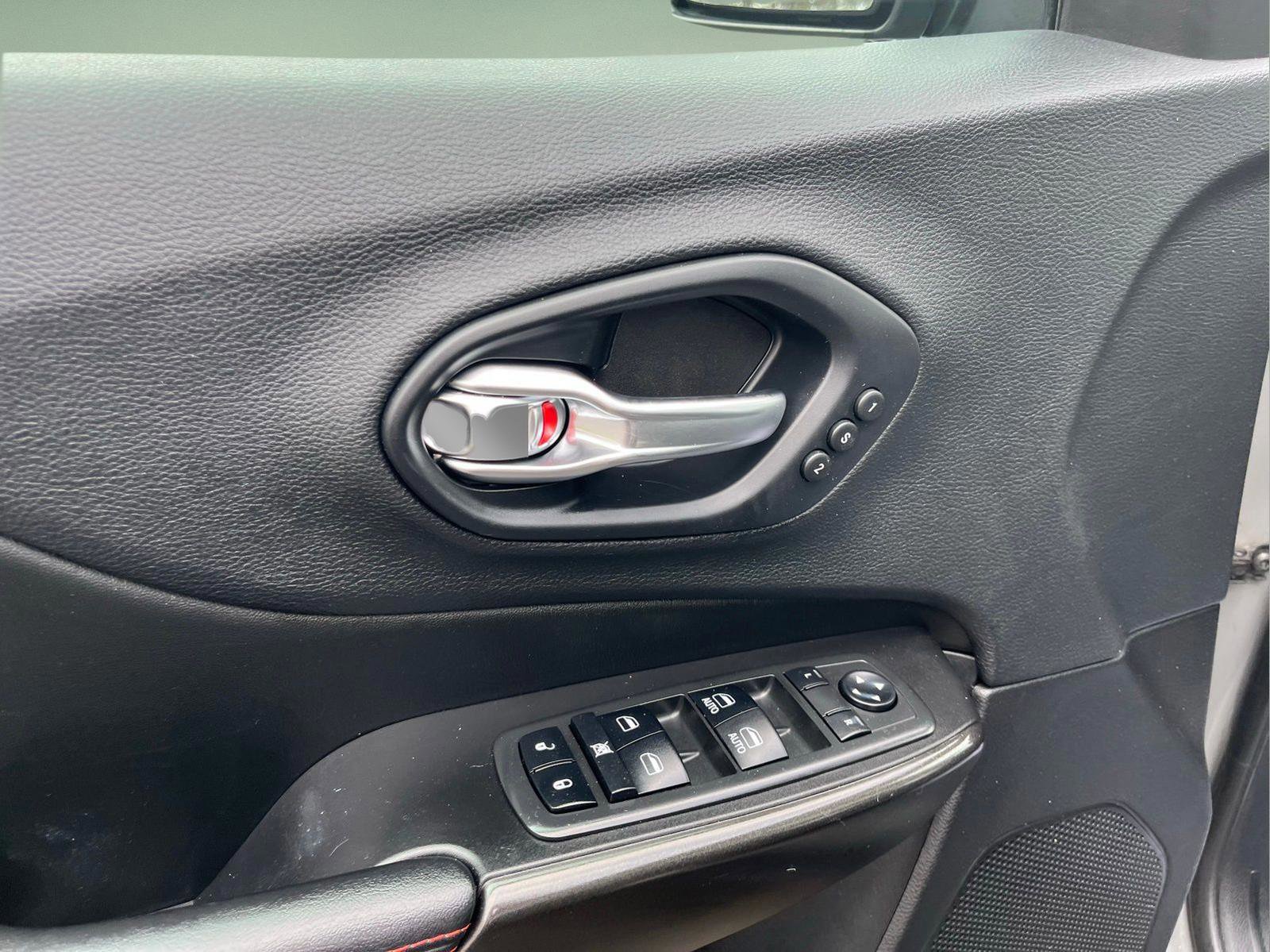 Used 2019 Jeep Cherokee Trailhawk image 10