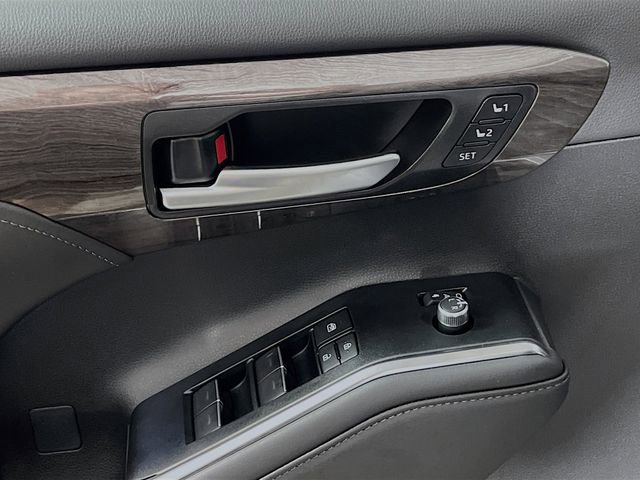 New 2025 Toyota Highlander Limited image 14