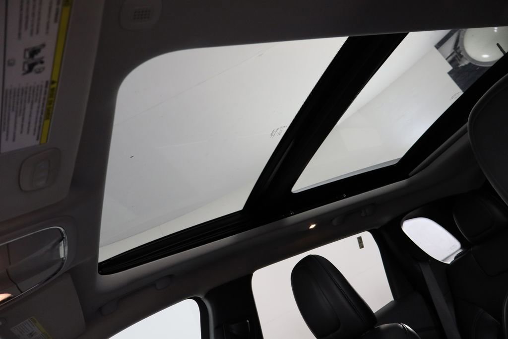 Used 2020 Jeep Cherokee Latitude Plus w/ Comfort/Convenience Group image 25