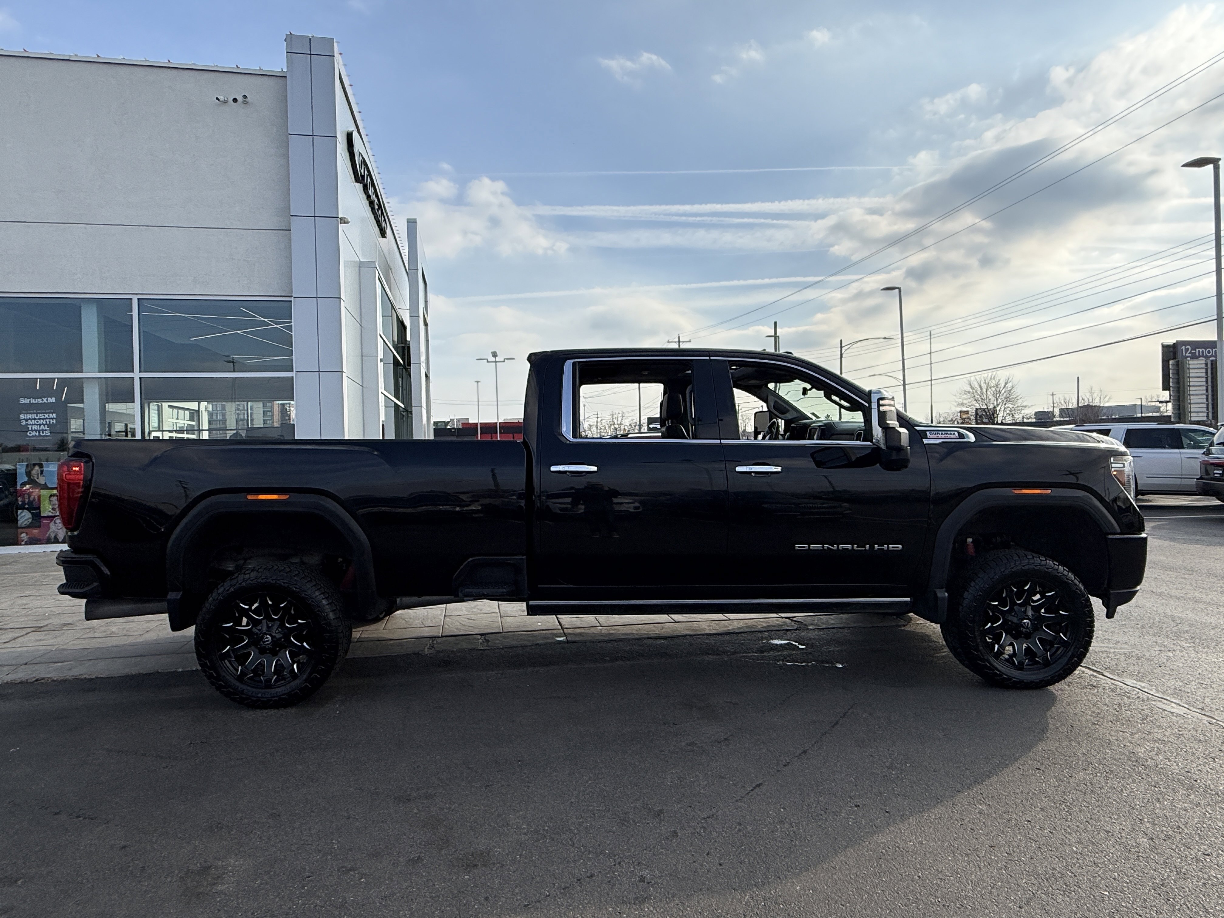 Used 2023 GMC Sierra 2500 Denali w/ Denali Black Diamond Edition AWD/4WD image 7