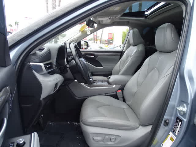 Used 2023 Toyota Highlander Limited FWD image 18
