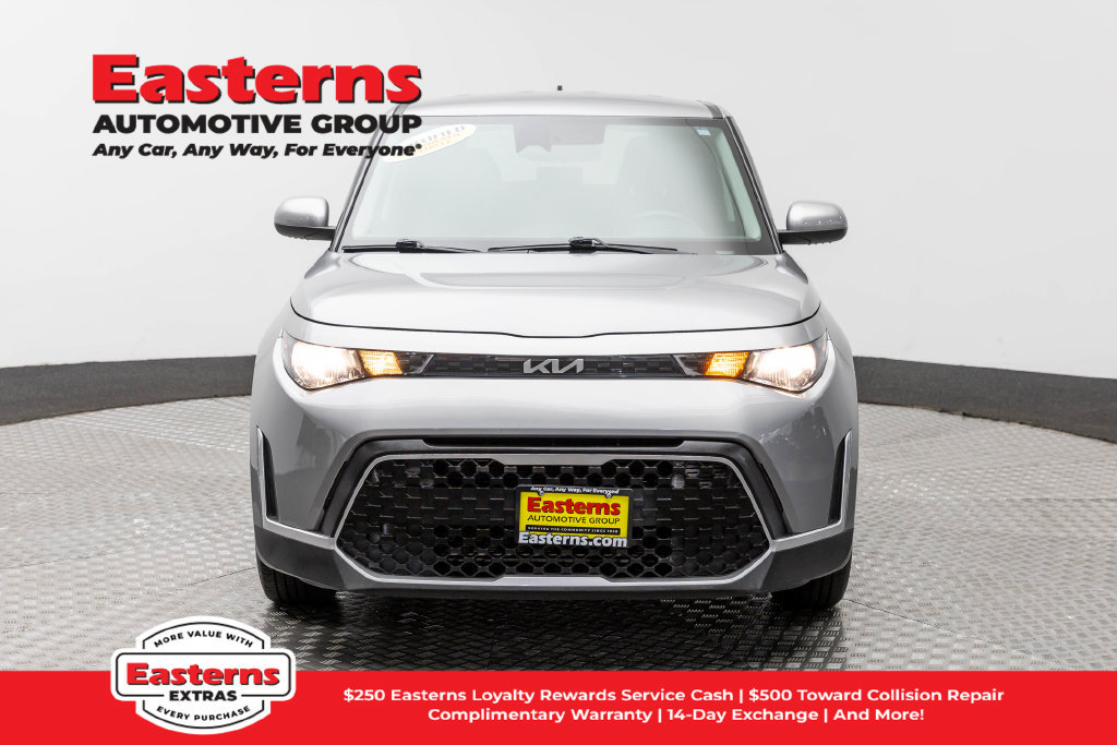 Used 2023 Kia Soul LX w/ LX Technology Package FWD image 3