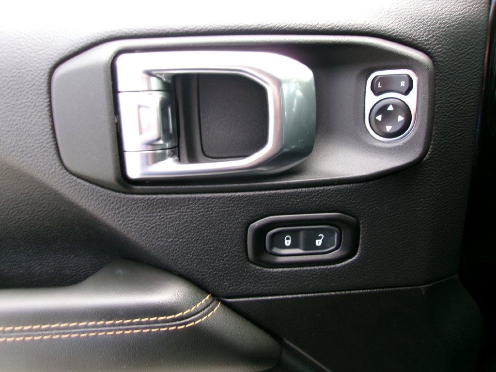 Used 2025 Jeep Wrangler Unlimited Sahara AWD/4WD image 10