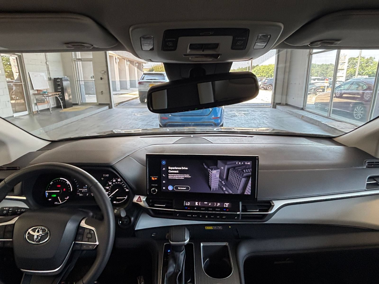 Used 2025 Toyota Sienna XLE FWD image 35